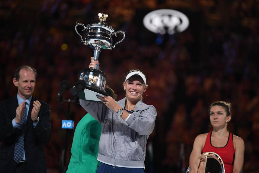 Una Wozniacki felice, dopo aver battuto in finale Simona Halep. 